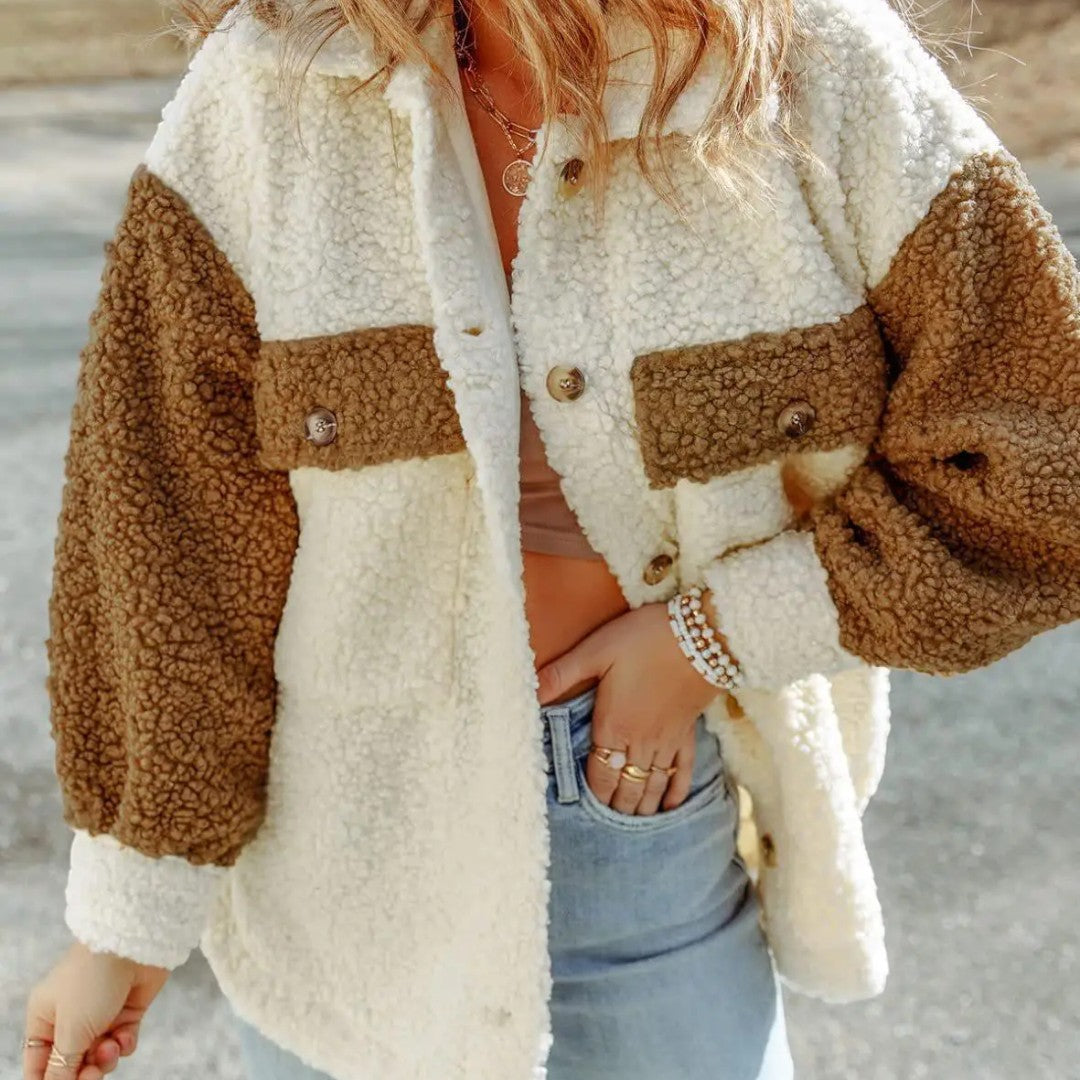 Dames jas met pluizige textuur en kleurvakken | winter