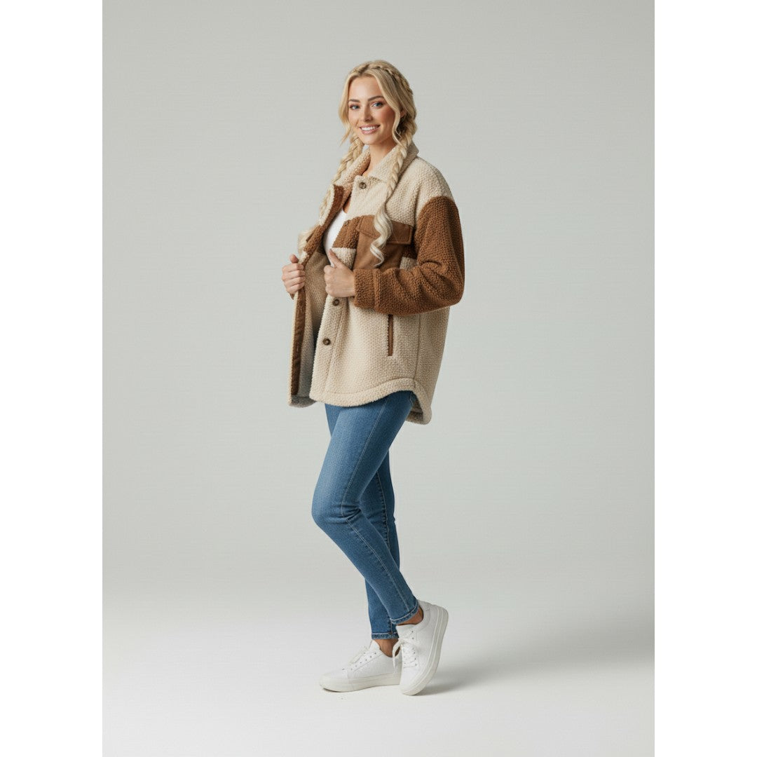 Dames jas met pluizige textuur en kleurvakken | winter